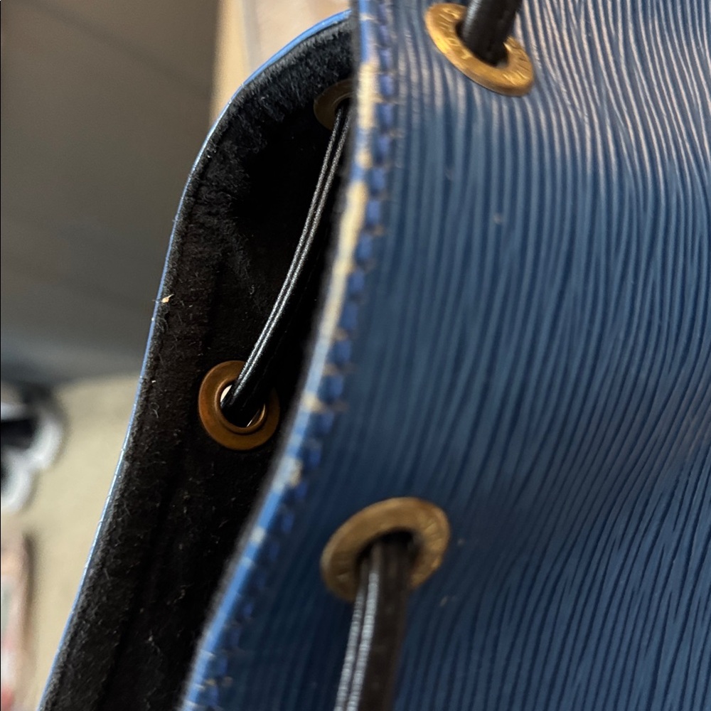 Louis Vuitton Epi Noé bucket bag in Toledo blue leather. - Picture 13 of 15